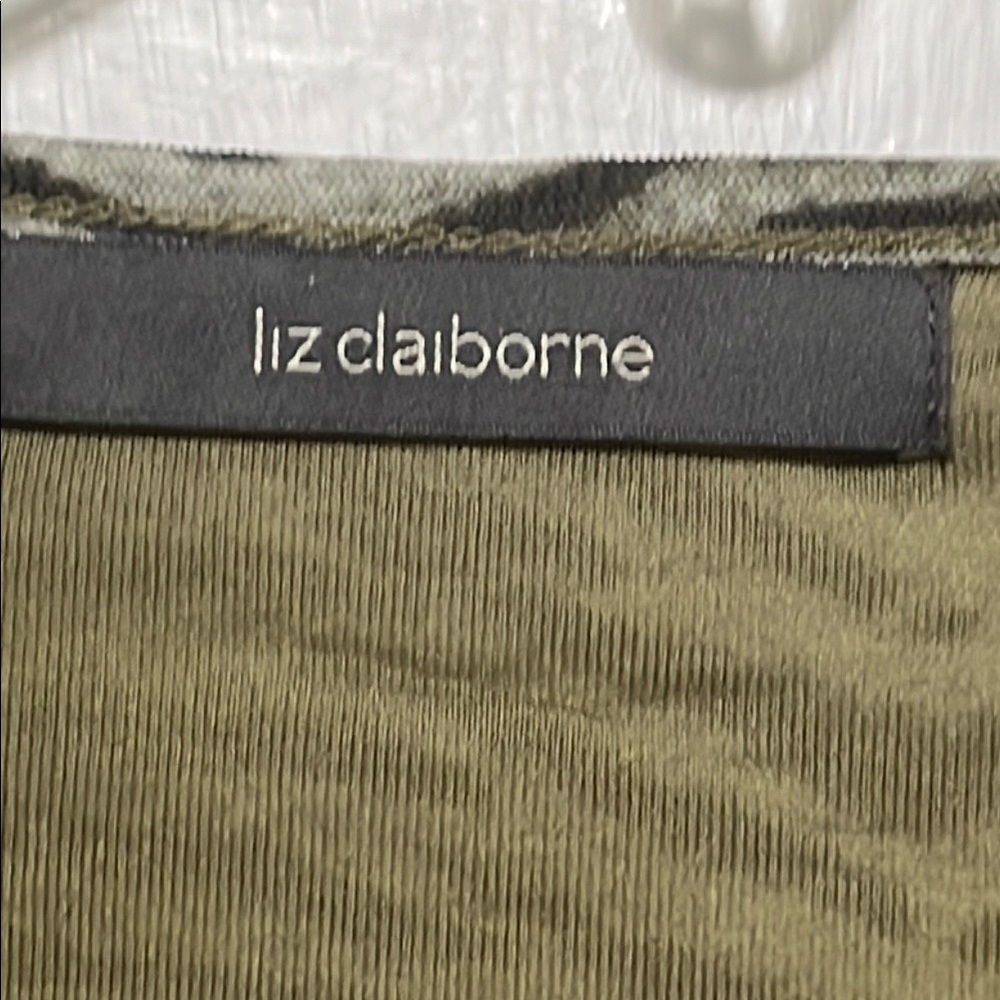 Liz Claiborne Black and Tan V-Neck Slightly Fitted 3/4 Sleeve Blouse - Picture 2 of 11